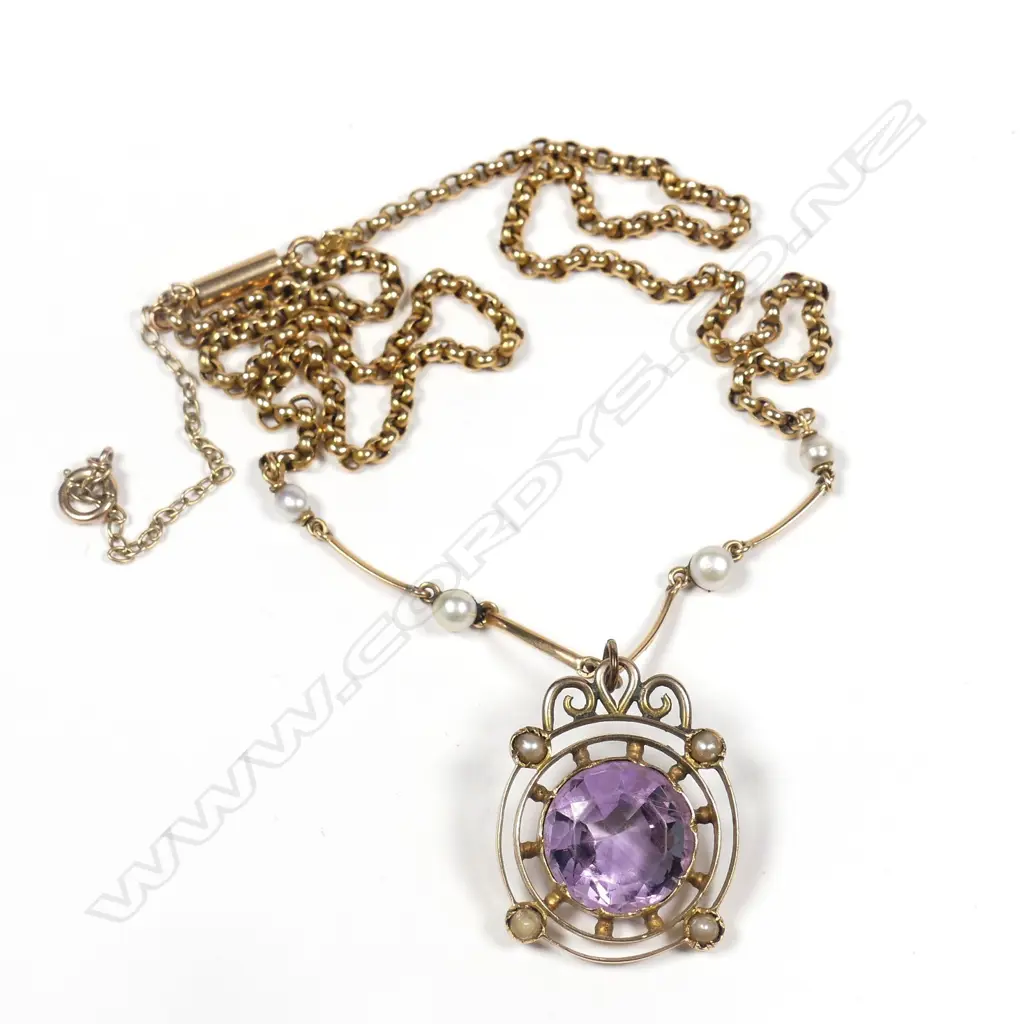 An Edwardian 15ct gold pendant and chain Image 1++