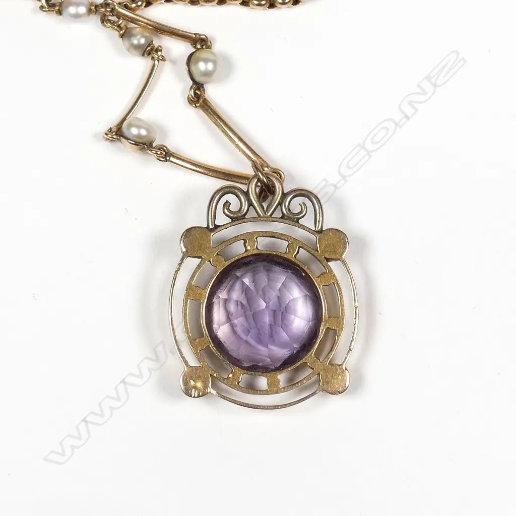 An Edwardian 15ct gold pendant and chain Image 1++