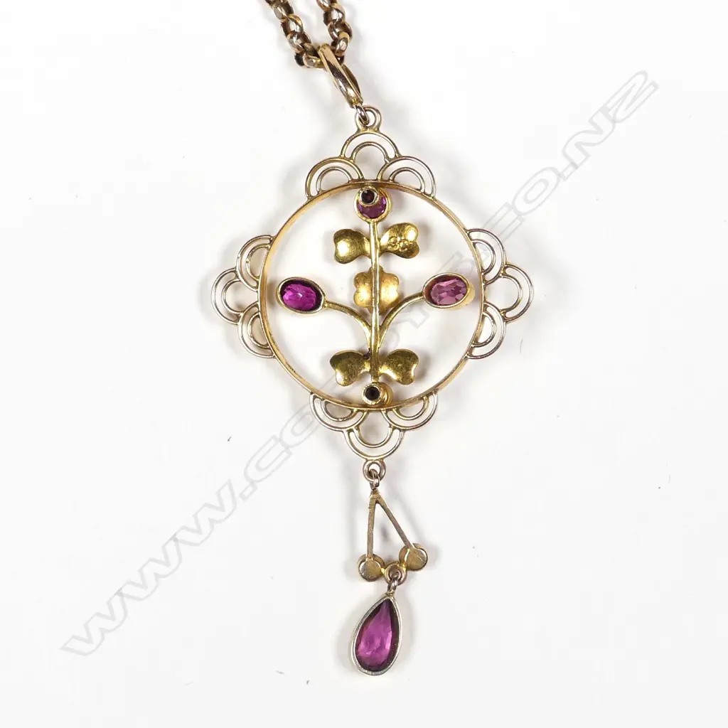 An Edwardian 9ct gold pendant Image 1++