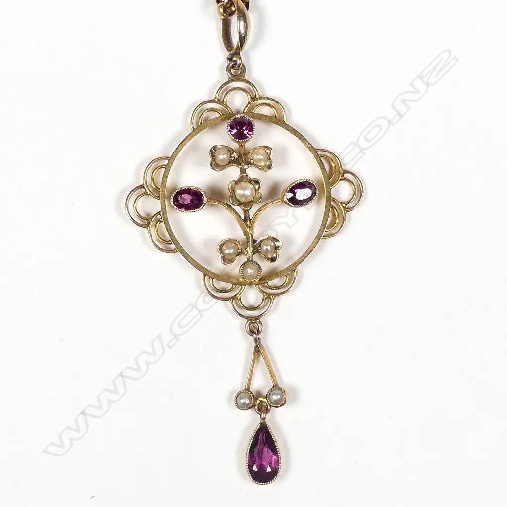 An Edwardian 9ct gold pendant Image 1++