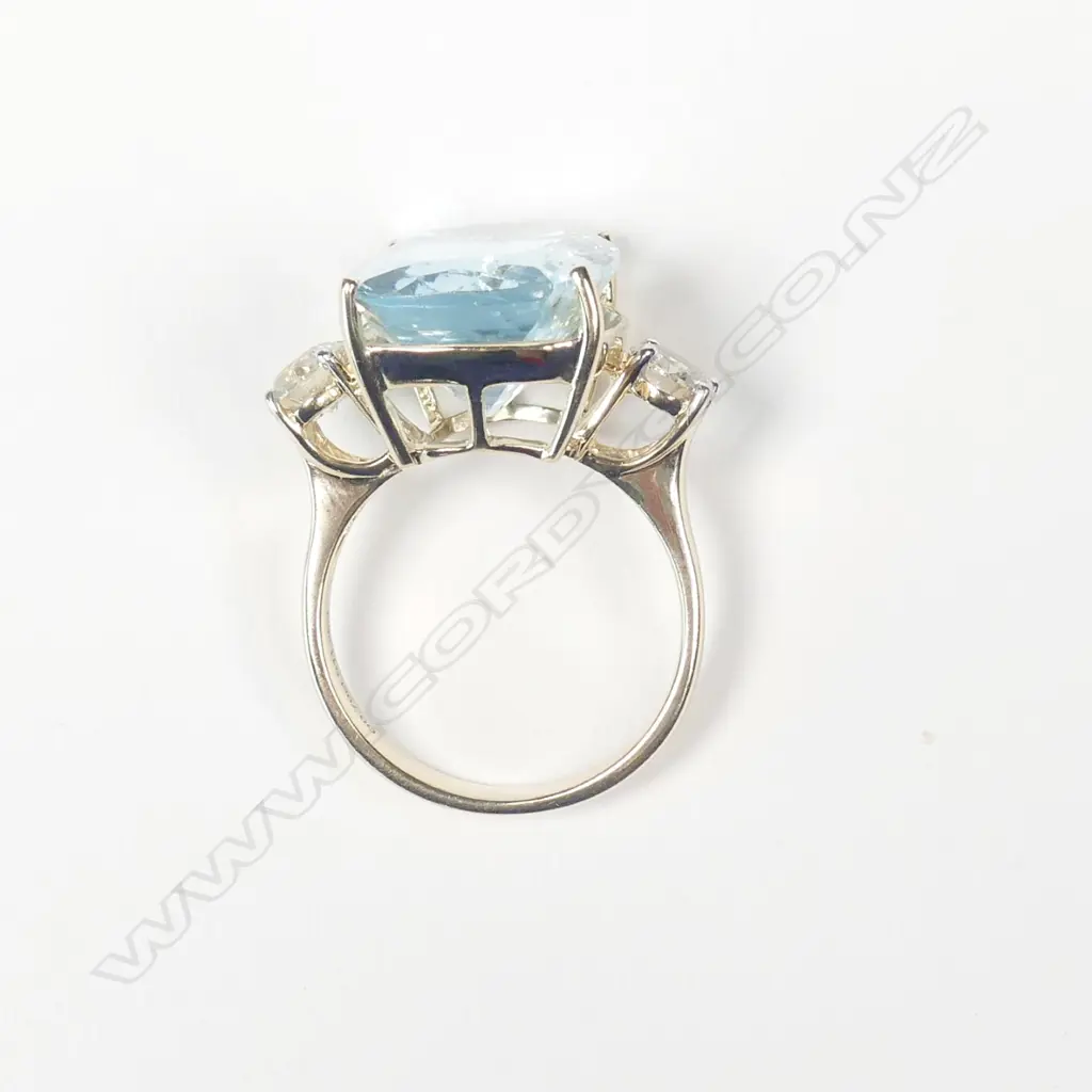 A 14ct yellow gold aquamarine and diamond ring Image 1++