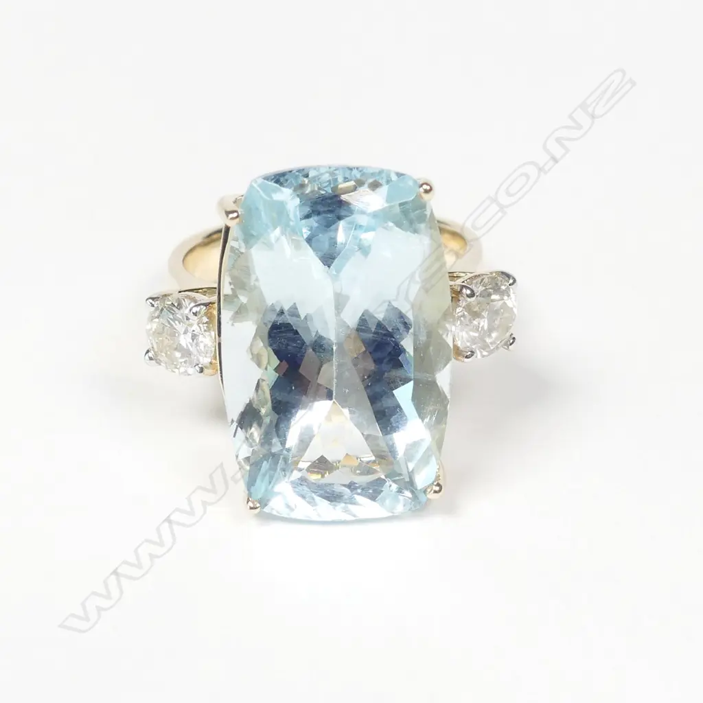 A 14ct yellow gold aquamarine and diamond ring Image 1++