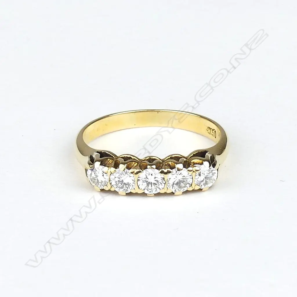 An 18ct gold and five stone diamond ring Image 1++