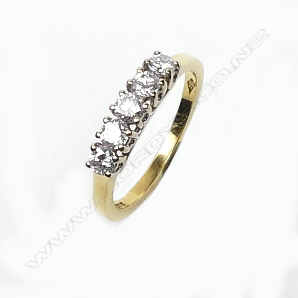 An 18ct gold and five stone diamond ring Image 1++