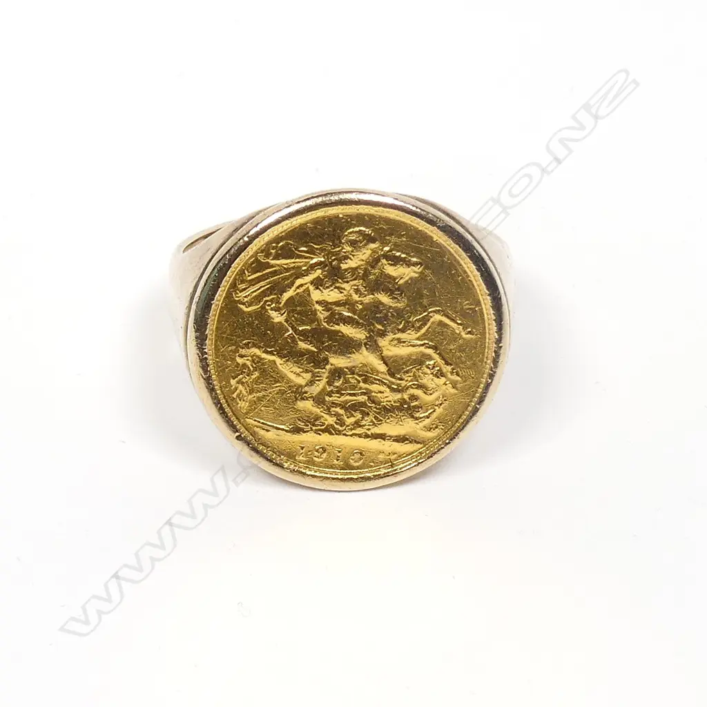 A 9ct gold sovereign ring Image 1++