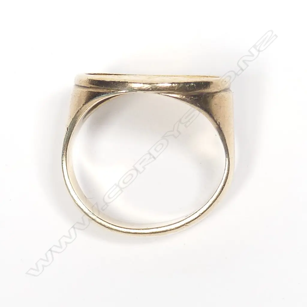A 9ct gold sovereign ring Image 1++