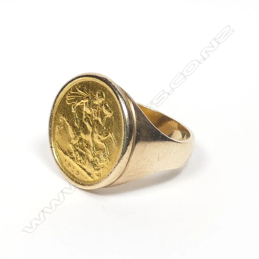 A 9ct gold sovereign ring Image 1++