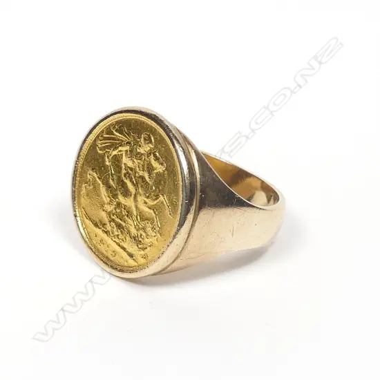 A 9ct gold sovereign ring