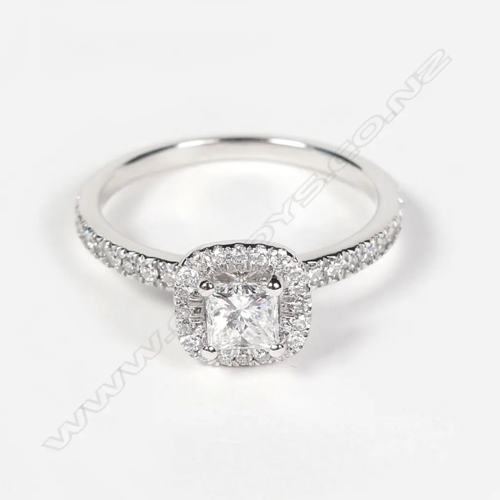 An 14ct white gold and diamond ring Image 1++