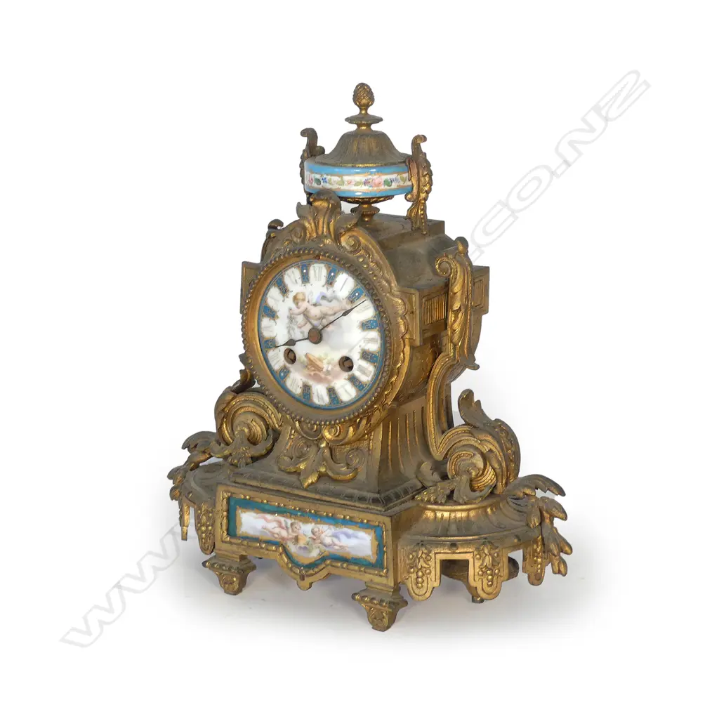 A 19thC French ormolu mantel clock Image 1++