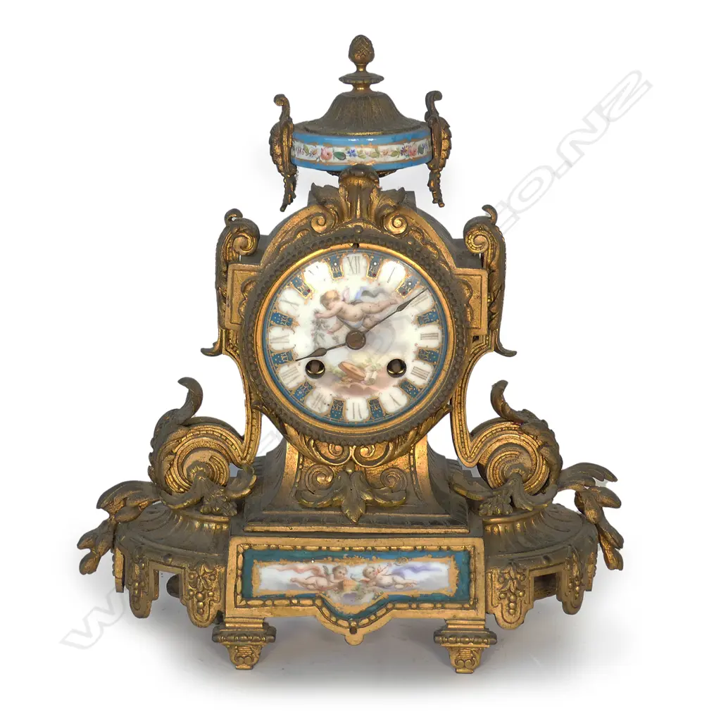 A 19thC French ormolu mantel clock Image 1++