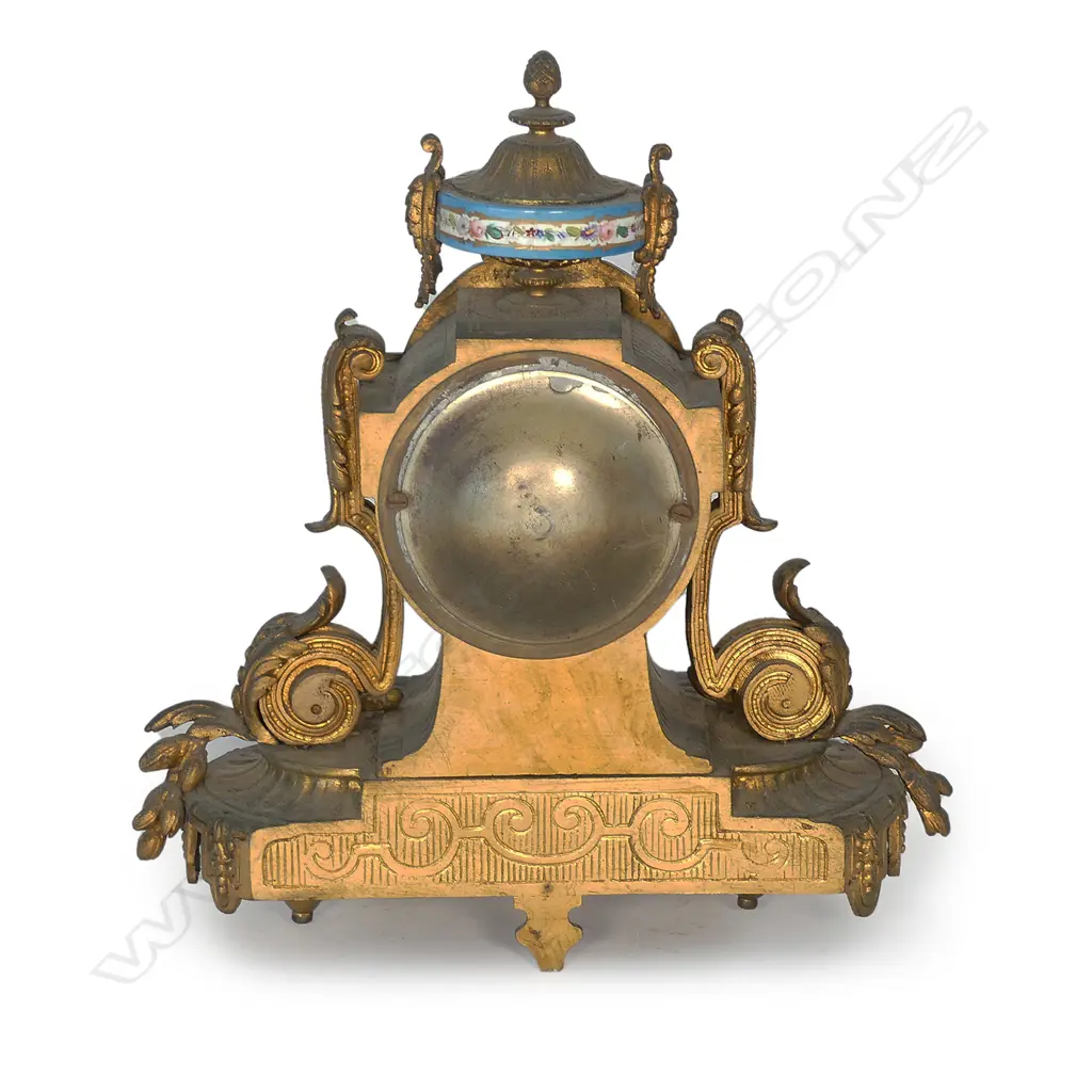 A 19thC French ormolu mantel clock Image 1++