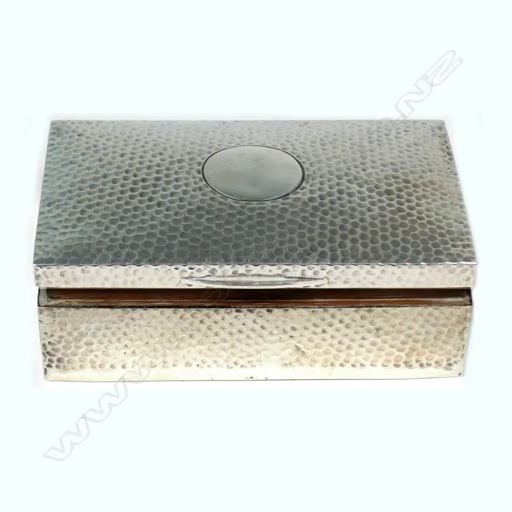 A hammer finish silver cigarette box Image 1++