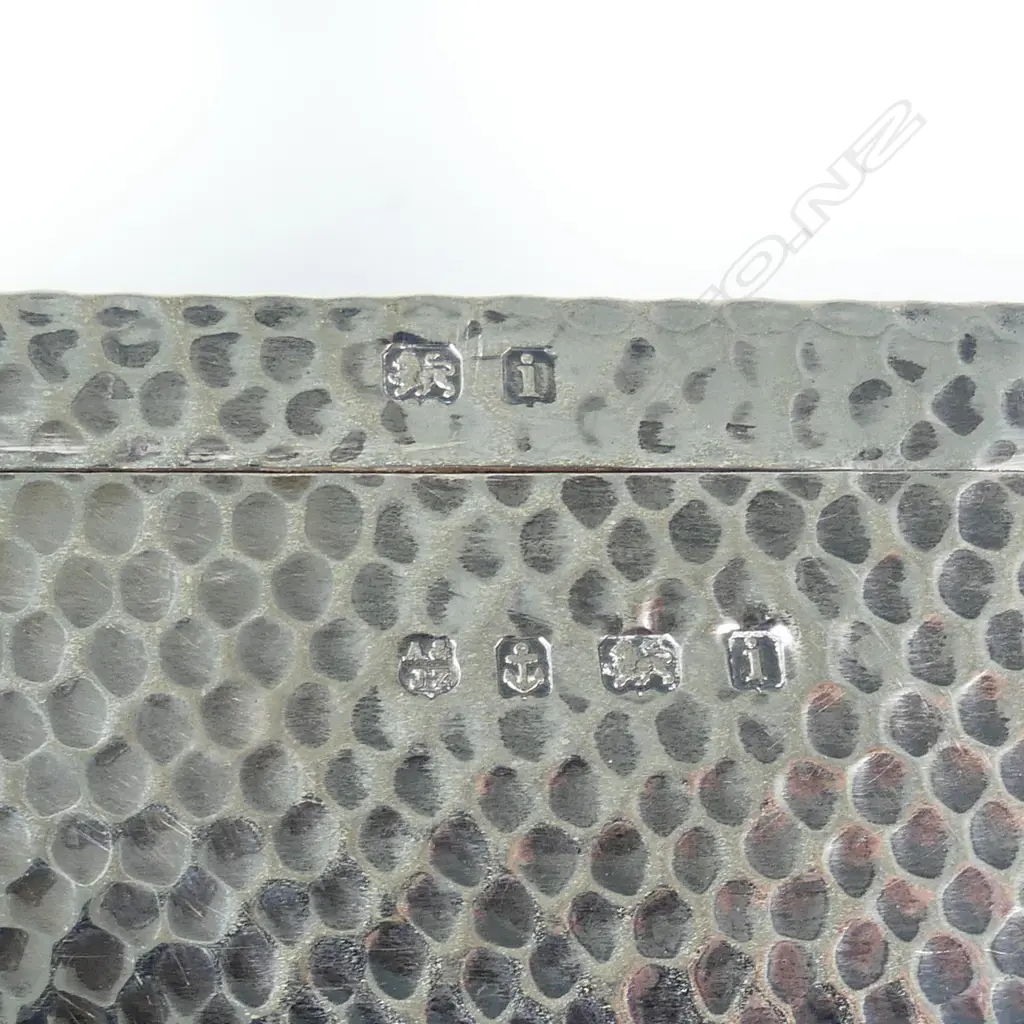 A hammer finish silver cigarette box Image 1++