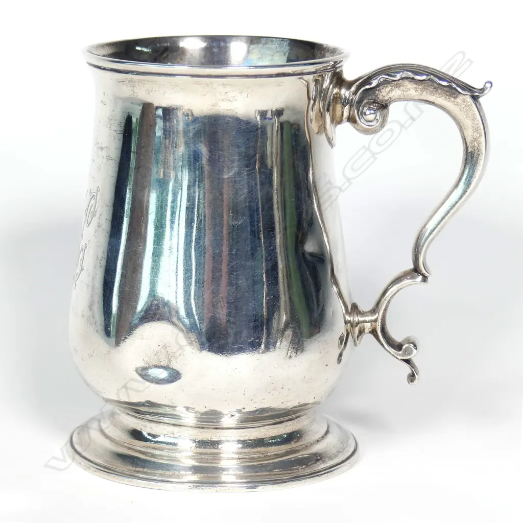 A George III silver baluster half pint mug Image 1++