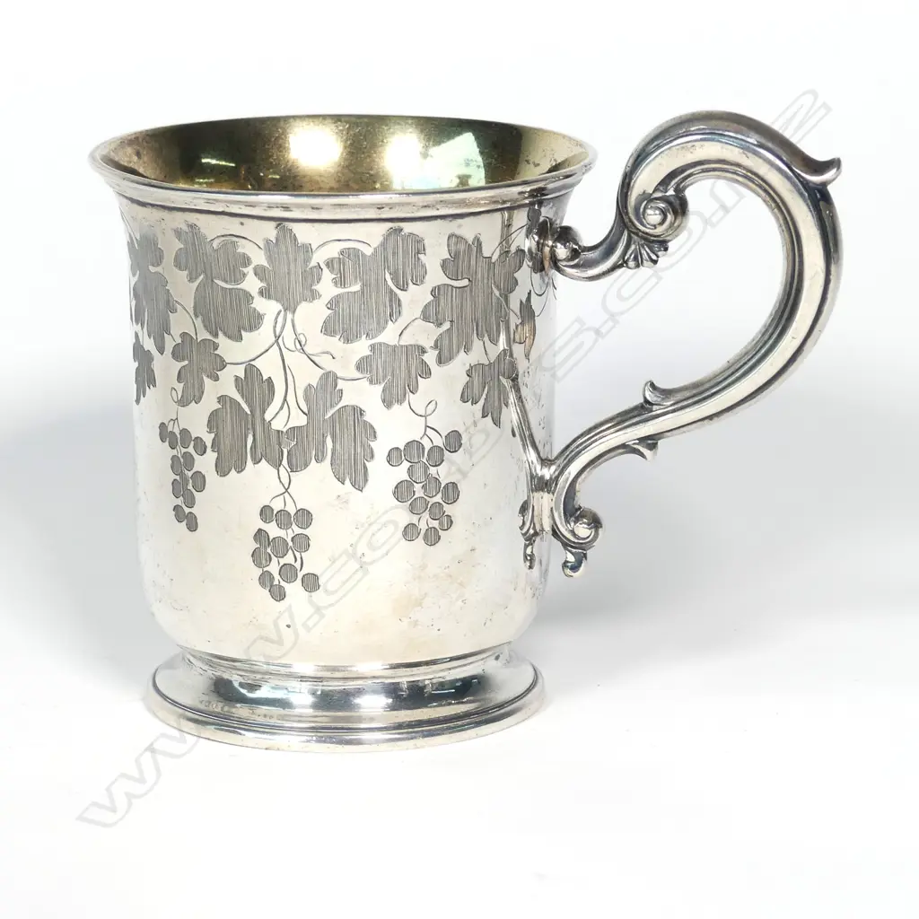A Victorian silver mug Image 1++