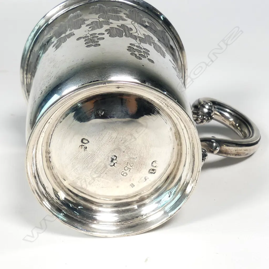 A Victorian silver mug Image 1++