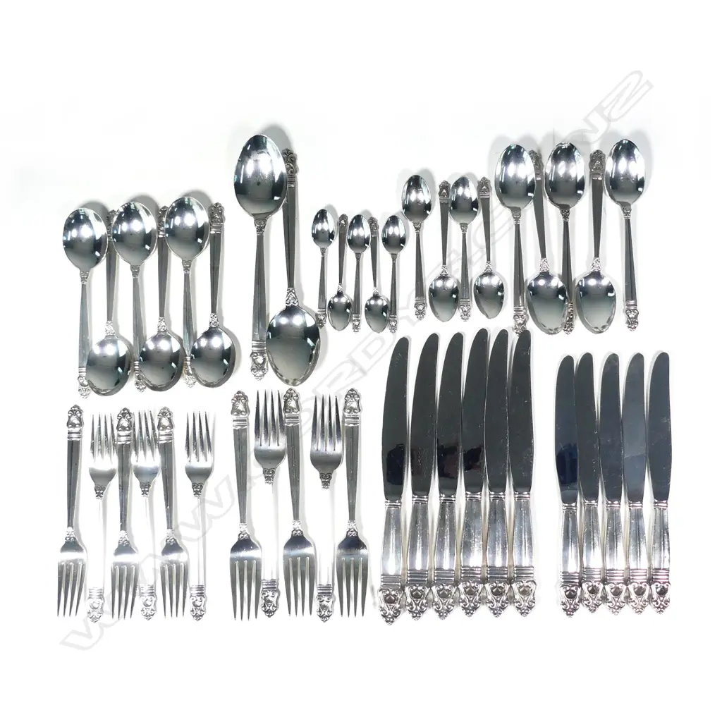 An American sterling silver cutlery canteen by International Silver Co. Image 1++