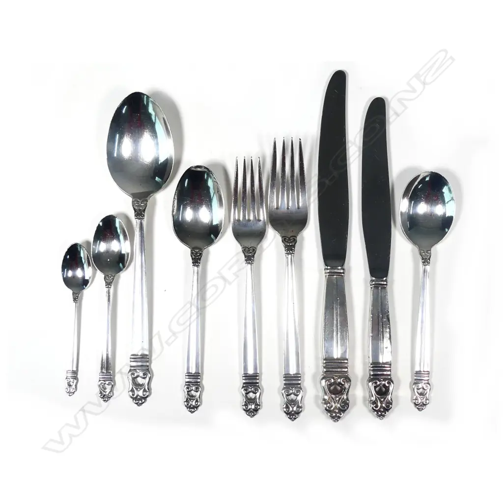 An American sterling silver cutlery canteen by International Silver Co. Image 1++