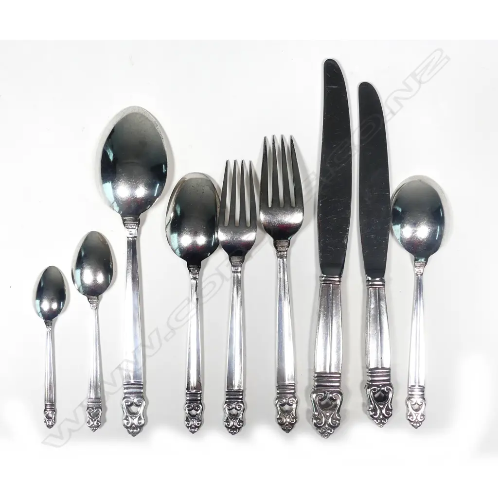 An American sterling silver cutlery canteen by International Silver Co. Image 1++