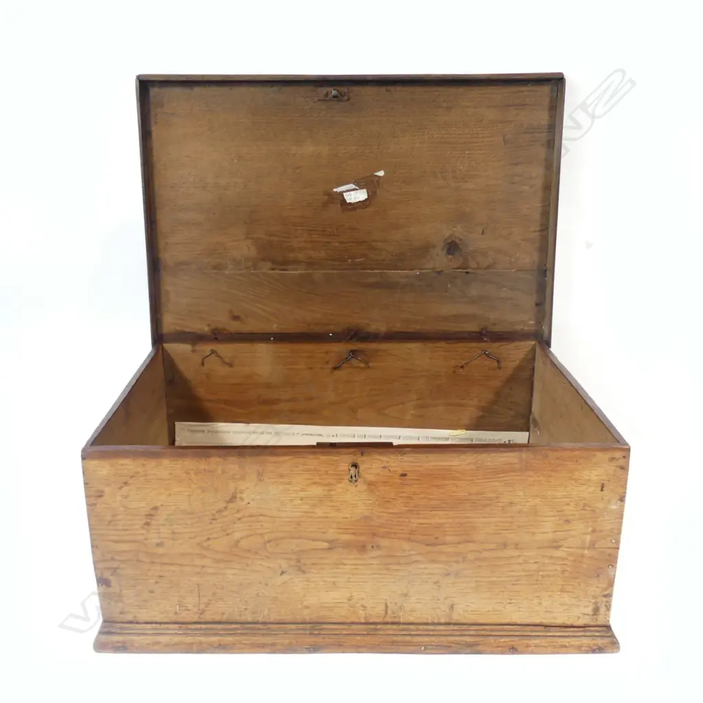 A large 18thC elm bible box Image 1++