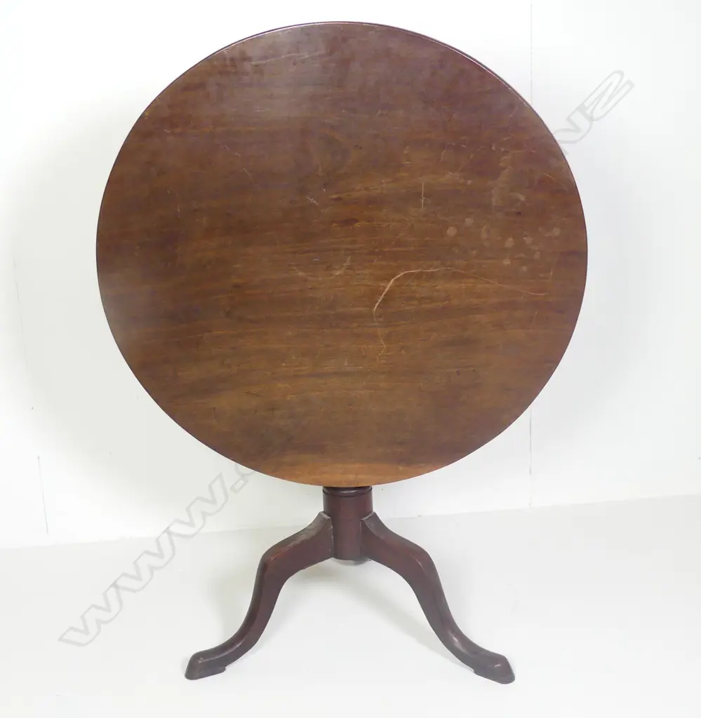 A Georgian mahogany tilt top wine table Image 1++