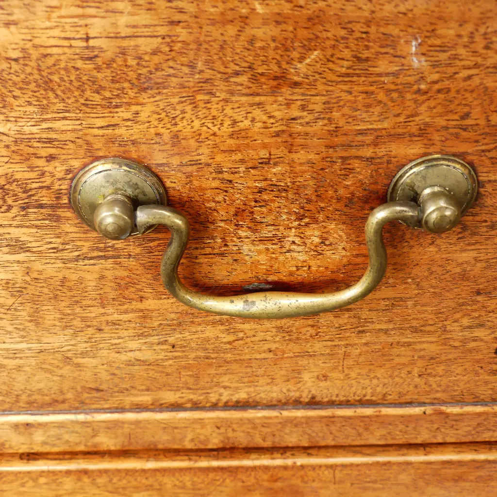 A Georgian mahogany four drawer chest Image 1++