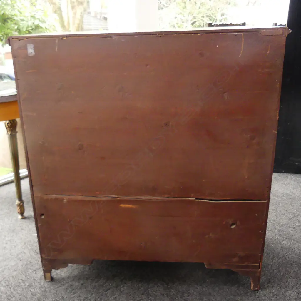 A Georgian mahogany four drawer chest Image 1++