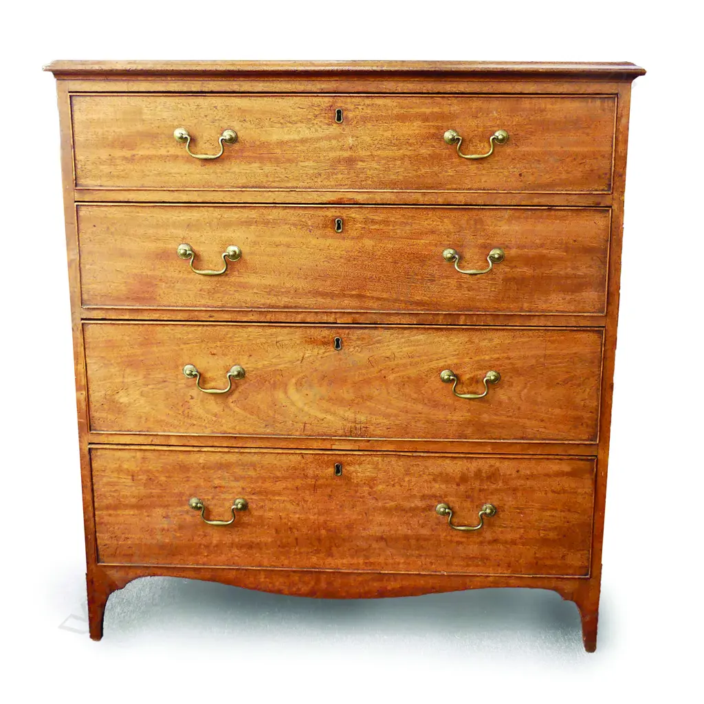 A Georgian mahogany four drawer chest Image 1++