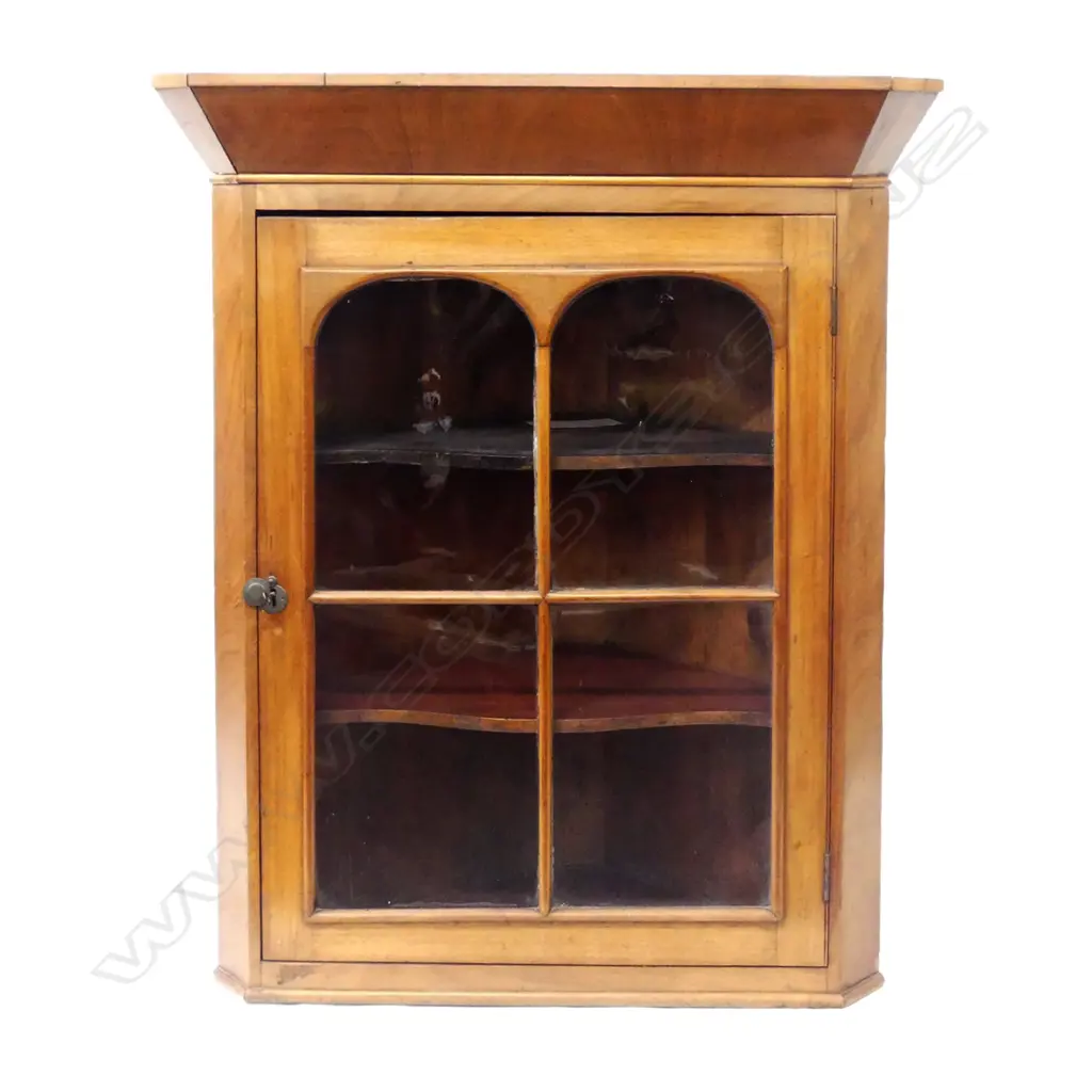 A George III mahogany hanging corner cabinet Image 1++