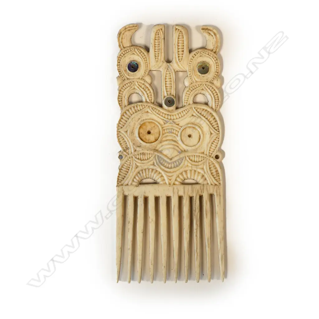 A late 19thC Maori whalebone heru by Patoromu Tamatea Image 1++