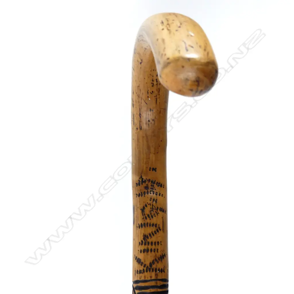An early/mid-20thC Maori carved walking stick Image 1++