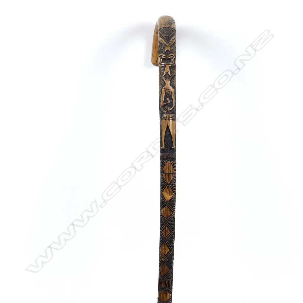 An early/mid-20thC Maori carved walking stick Image 1++
