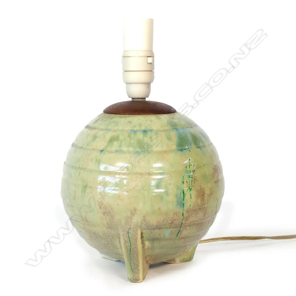 An AMBRICO (early Crown Lynn) Art Deco lamp base Image 1++