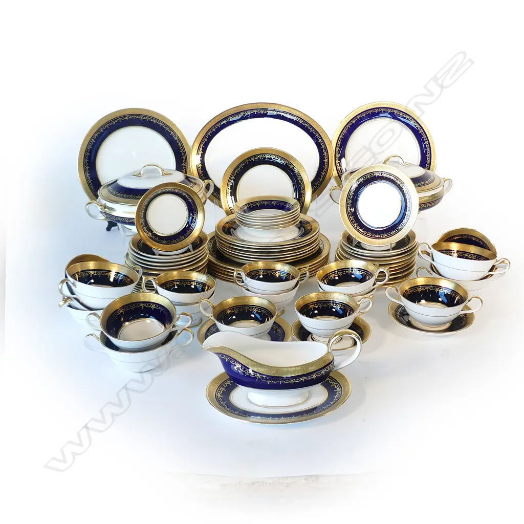 An Aynsley eight place dinner set Image 1++