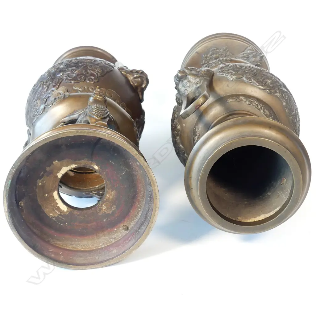 A pair of Japanese Meiji period bronze vases Image 1++