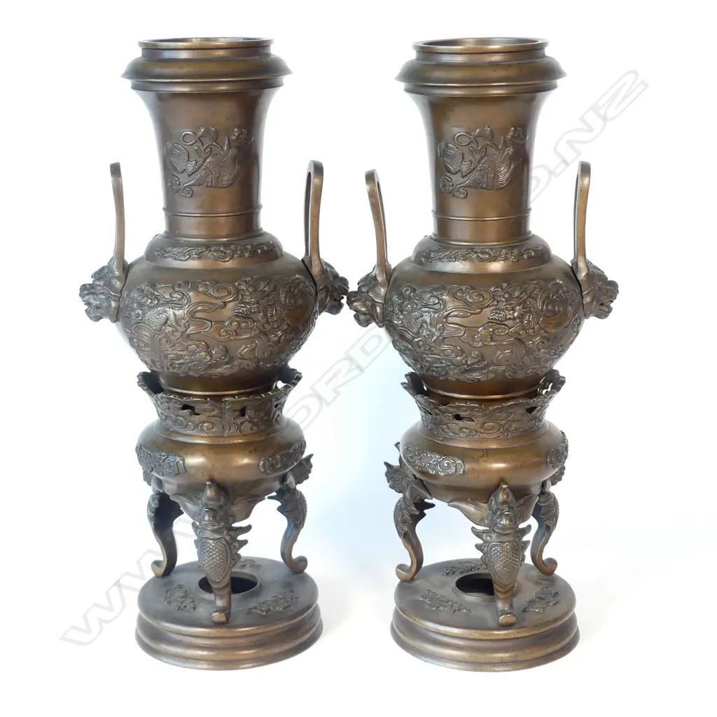 A pair of Japanese Meiji period bronze vases Image 1++