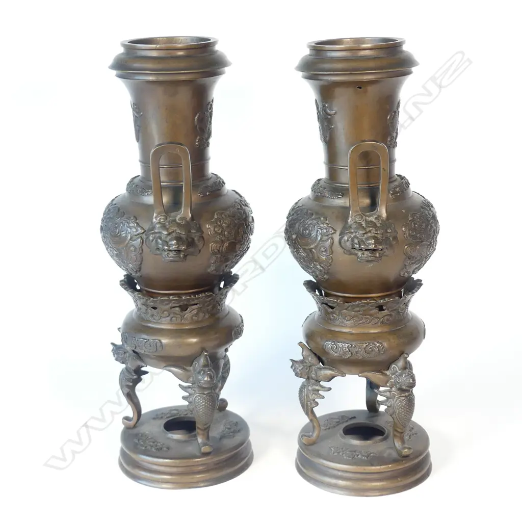 A pair of Japanese Meiji period bronze vases Image 1++