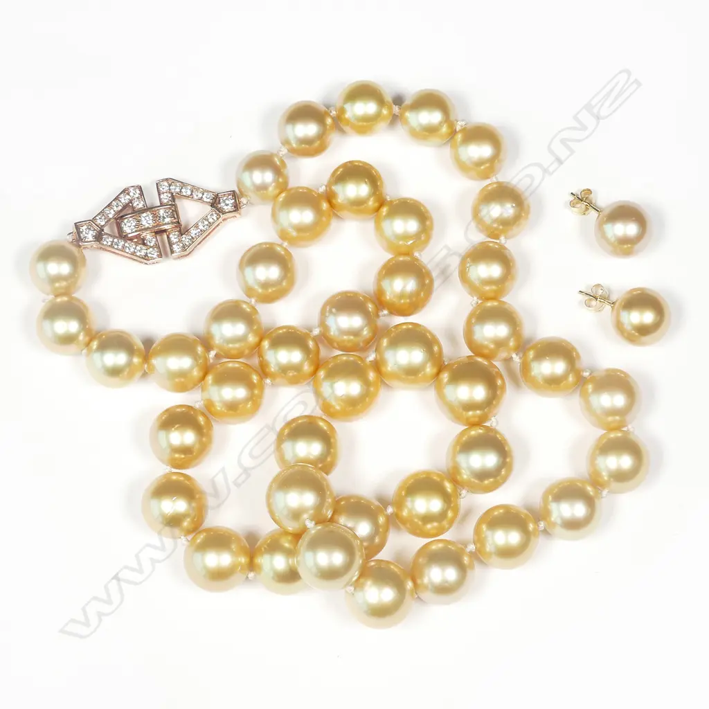 A quality Burmese golden pearl necklace Image 1++