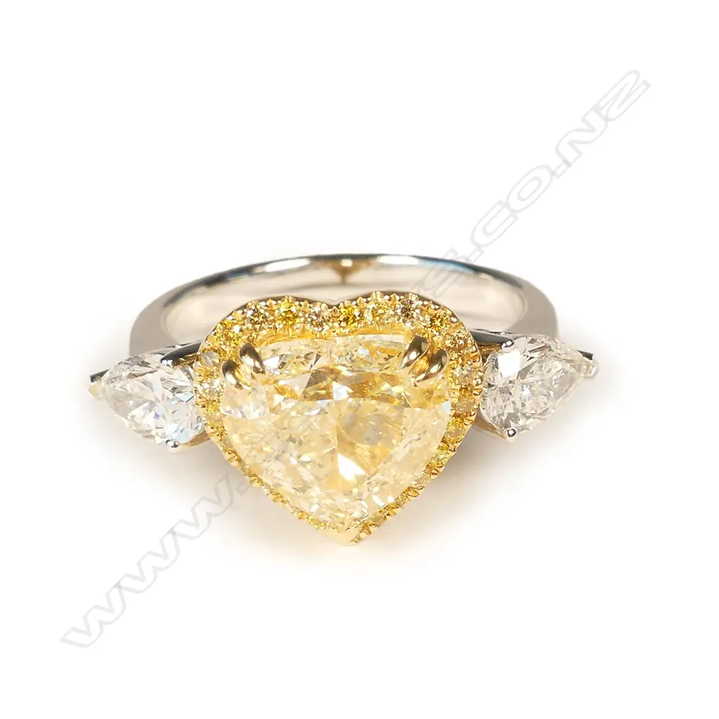 An impressive 18ct. white gold yellow and white diamond ring Image 1++