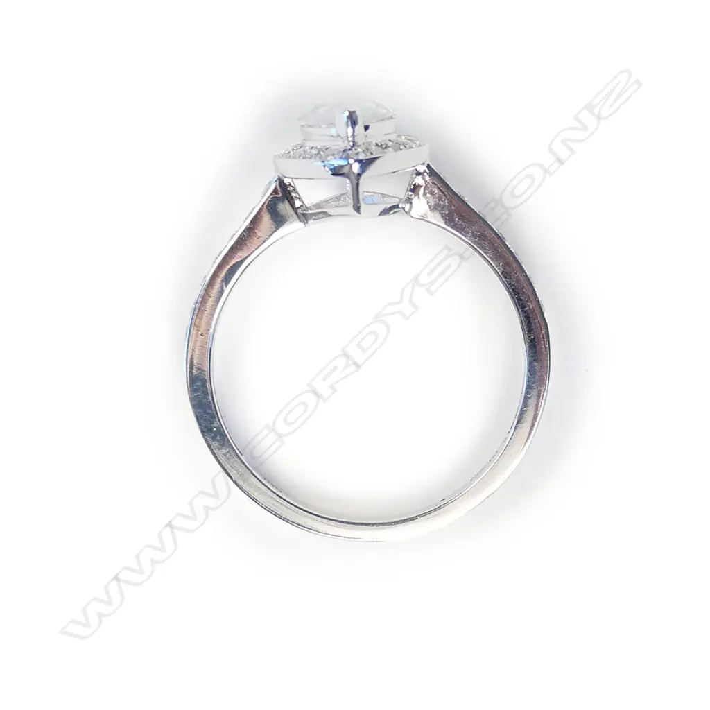 A 14ct white gold and diamond ring Image 1++