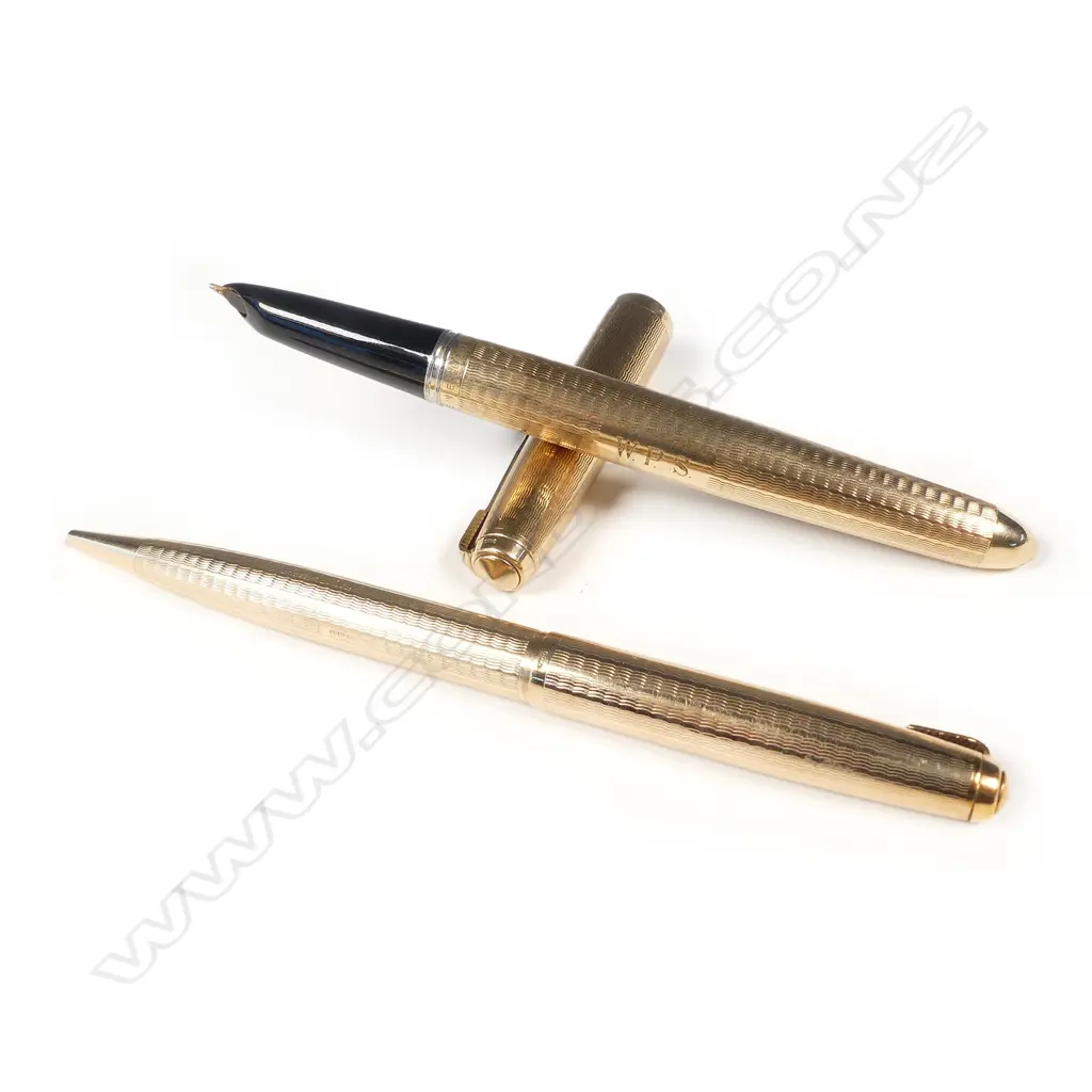 A pair of 9ct. yellow gold vintage Parker pens Image 1++