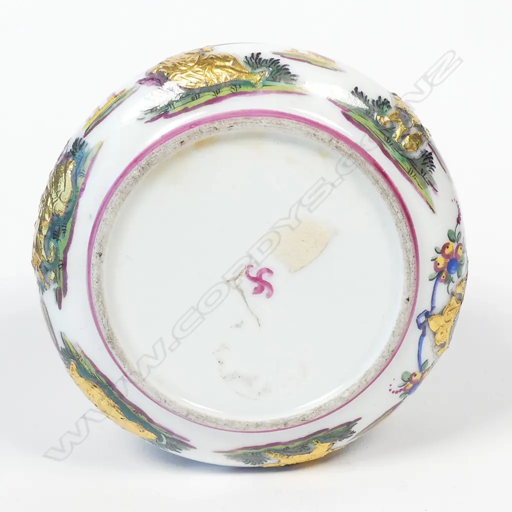 An early 19thC French porcelain and silver snuff box Image 1++