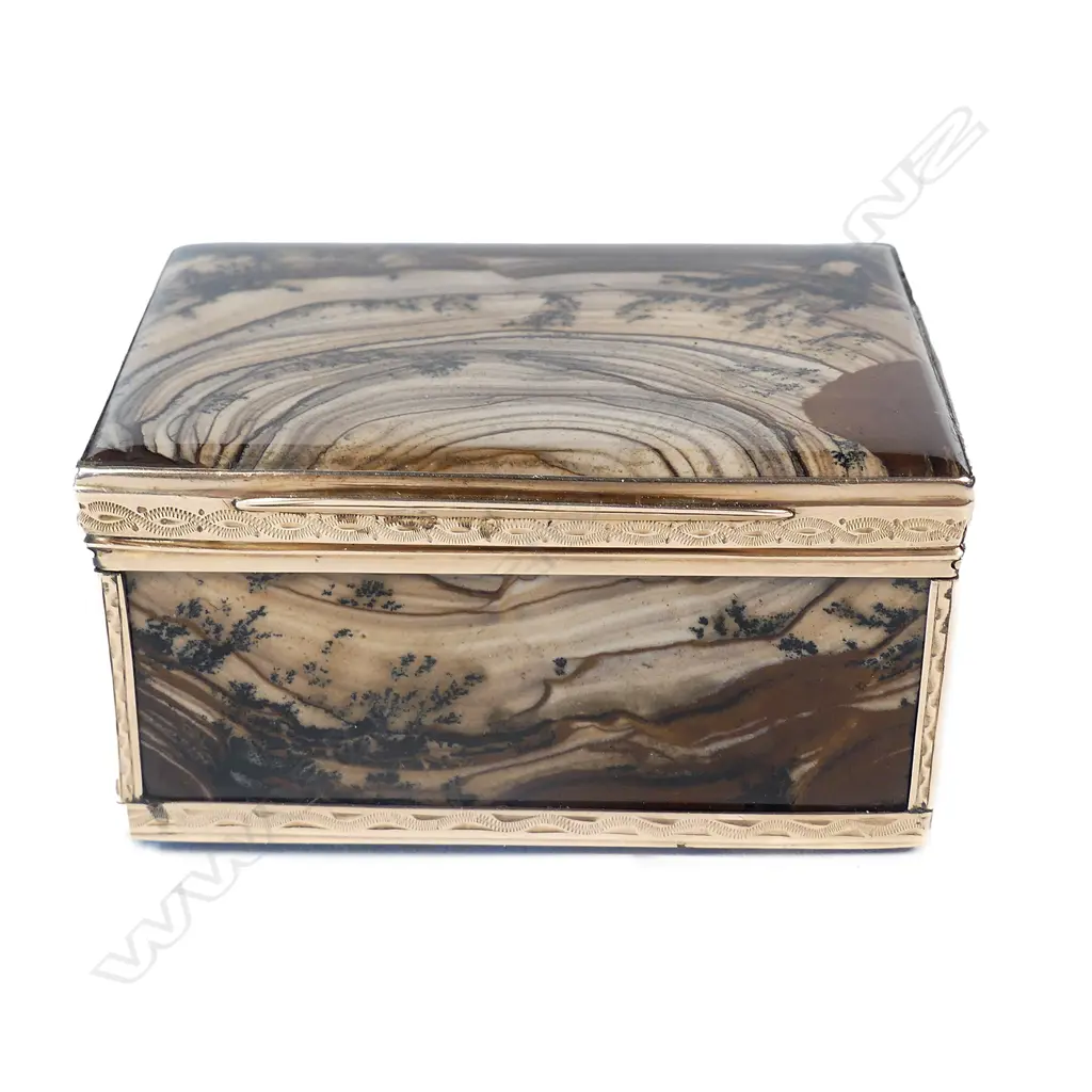 A gold and moss agate snuff box Image 1++