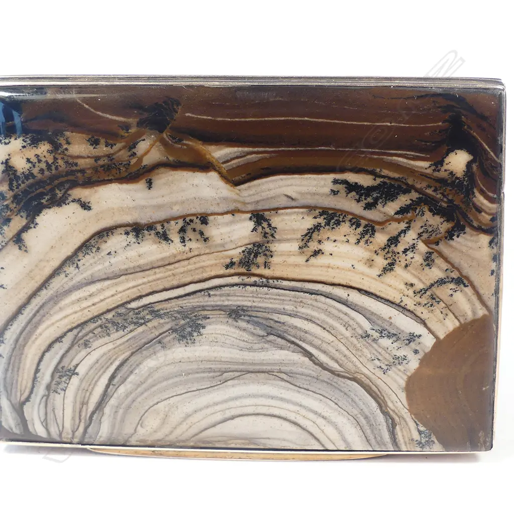 A gold and moss agate snuff box Image 1++