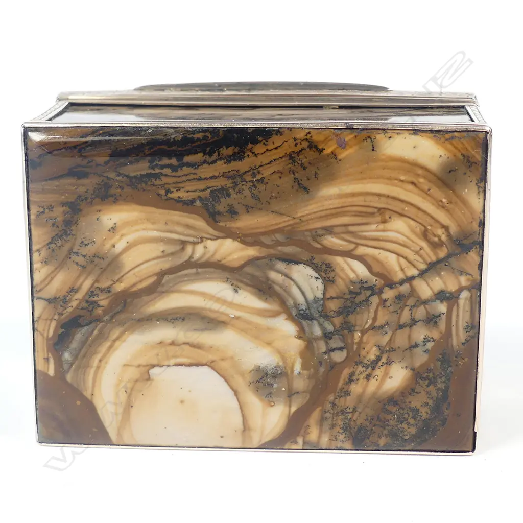 A gold and moss agate snuff box Image 1++