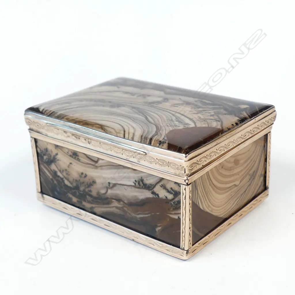 A gold and moss agate snuff box Image 1++