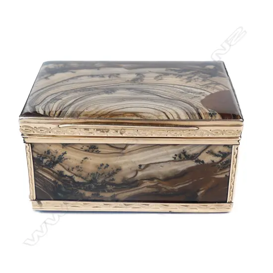 A gold and moss agate snuff box