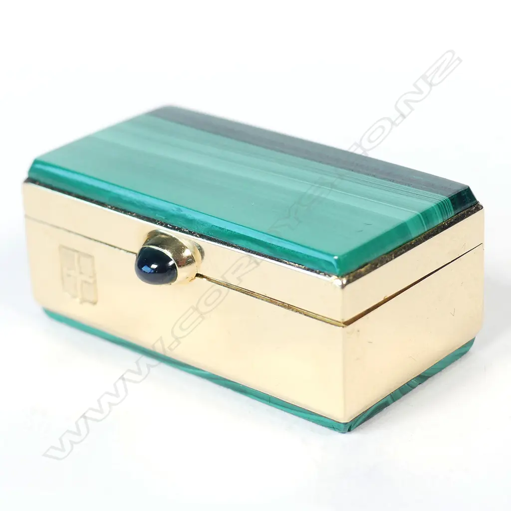 A small 18ct gold and malachite box by Faberge Image 1++