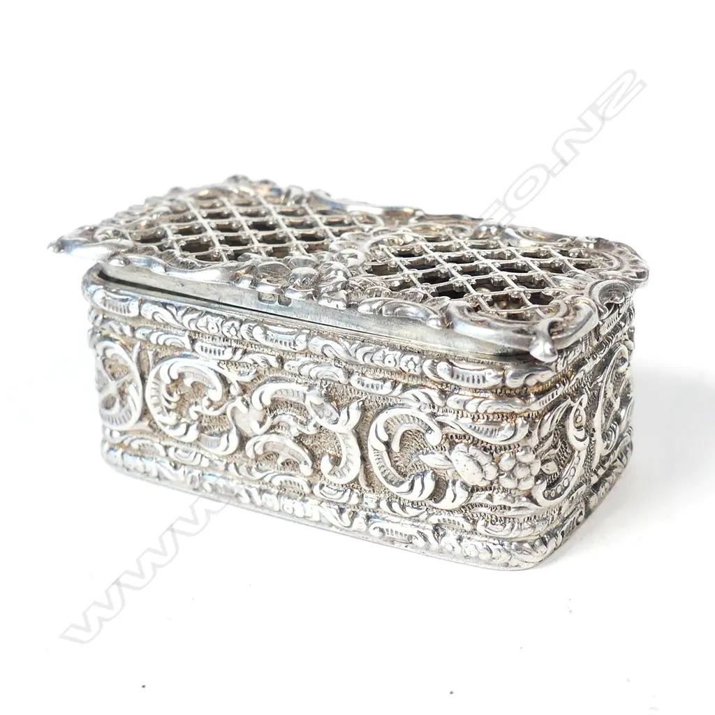 A small silver box with trellis pierced hinged lid Image 1++